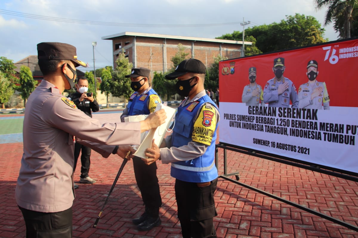 Gerakan Serentak Polres Sumenep Berbagi 1.250 Bendera Merah Putih Untuk Indonesia Tangguh, Indonesia Tumbuh