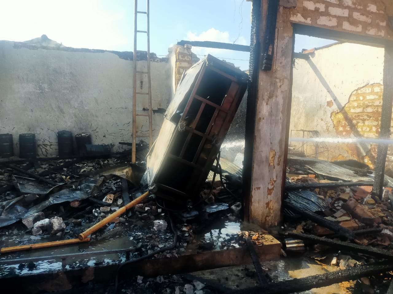 Pom Mini Lenteng Dilalap Api, Istri Pemiliknya Ikut Terbakar