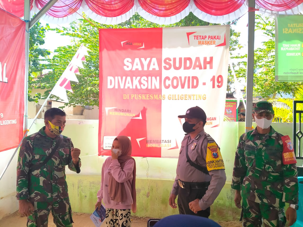 Babinsa Koramil Bersama Pihak Terkait Gencarkan Vaksinasi di Kecamatan Giligenting