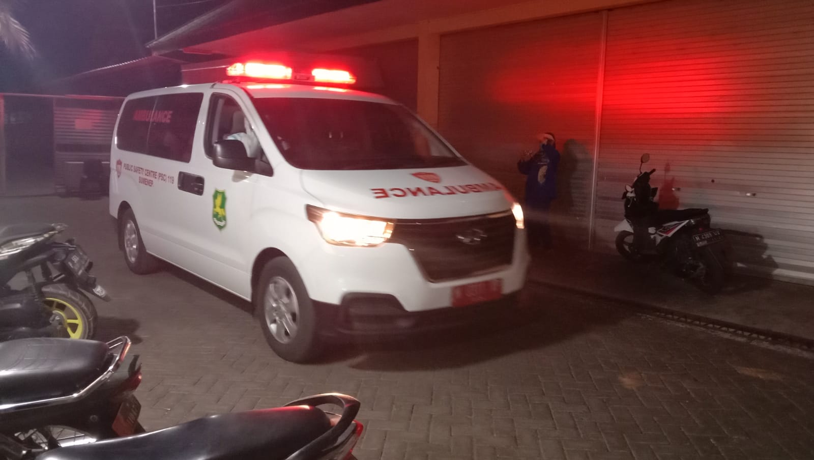 Babinsa Serda Narko Cahyo Kawal Pemindahan Pasien Covid-19 Ke Fasilitas Isoter