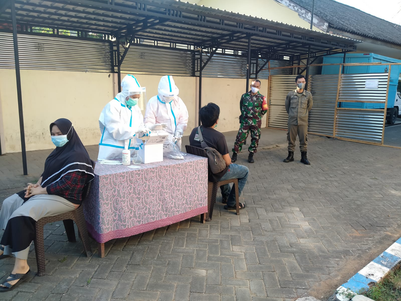 Babinsa Pantau Pelaksanaan Swab PCR PMI Sumenep