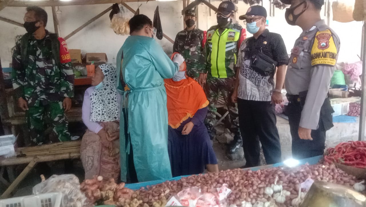 Level 3, Babinsa Lenteng Dampingi Nakes Swab Antigen Di Pasar Tradisional Lenteng