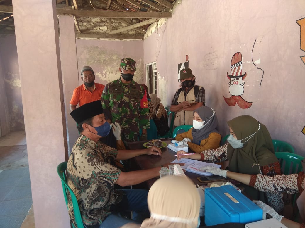 Babinsa Kalianget Dukung Percepatan Vaksinasi Massal Tahap I dan II Di Kecamatan Talango