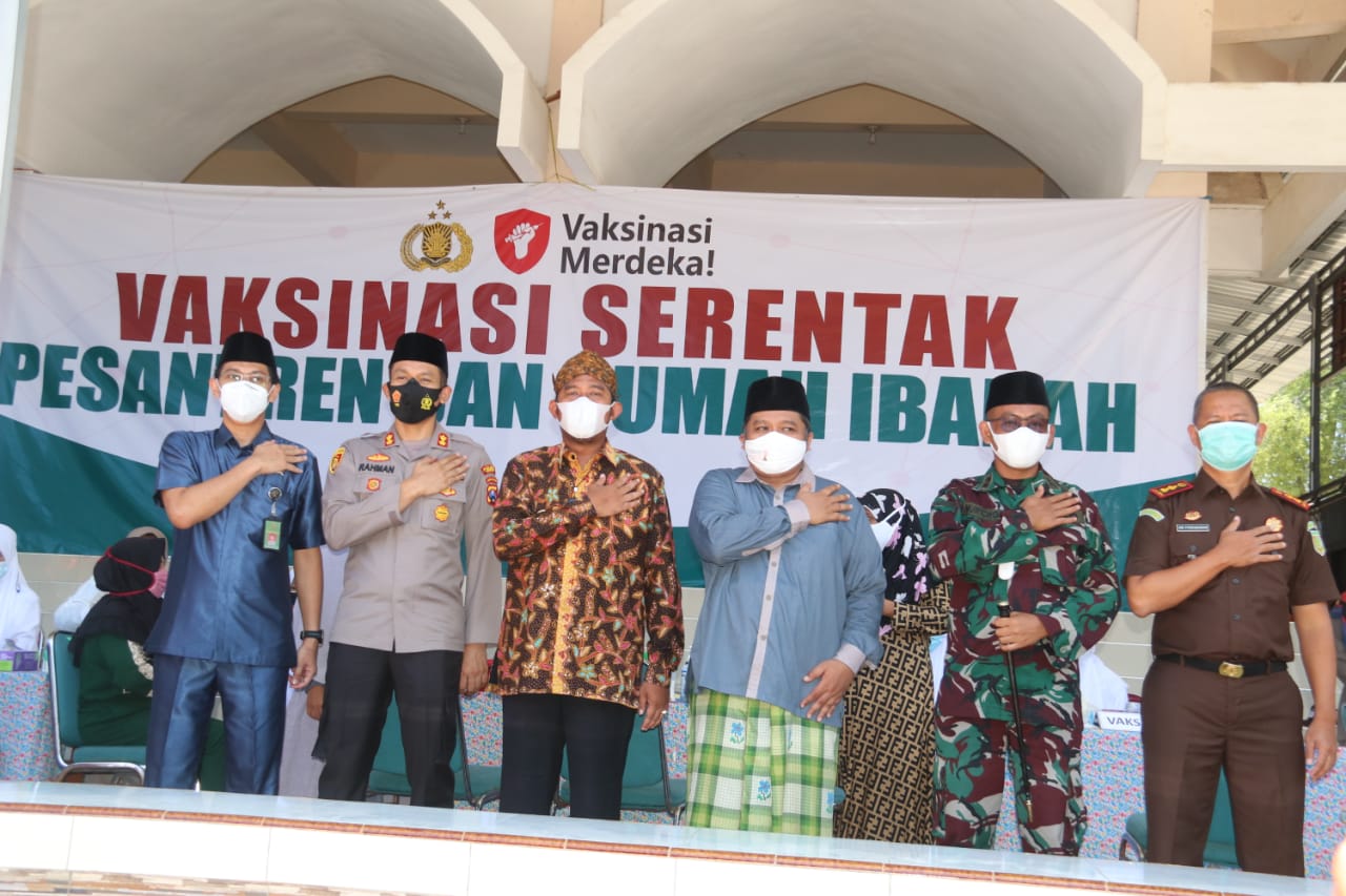 Dandim 0827 Bersama Bupati Sumenep Tinjau Vaksinasi Serentak Di Ponpes Annajah Pragaan