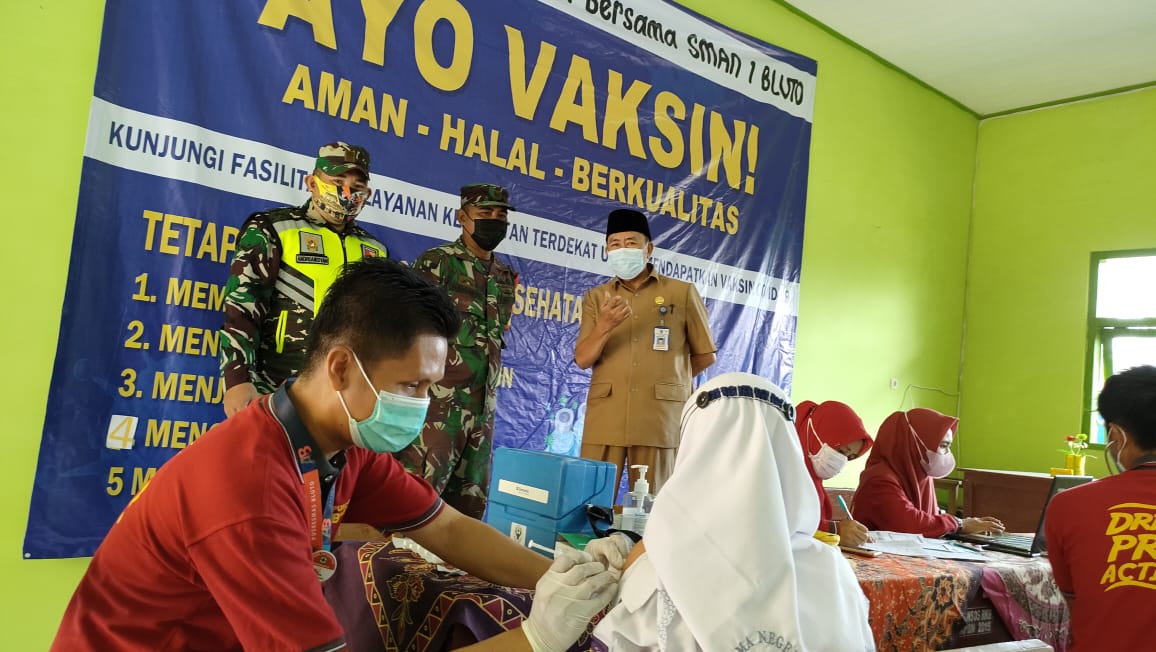 Babinsa Dari Jajaran Kodim 0827/Sumenep Dampingi Vaksinasi Massal Siswa Bluto Babinsa Dari Jajaran Kodim 0827/Sumenep Dampingi Vaksinasi Massal Siswa Bluto