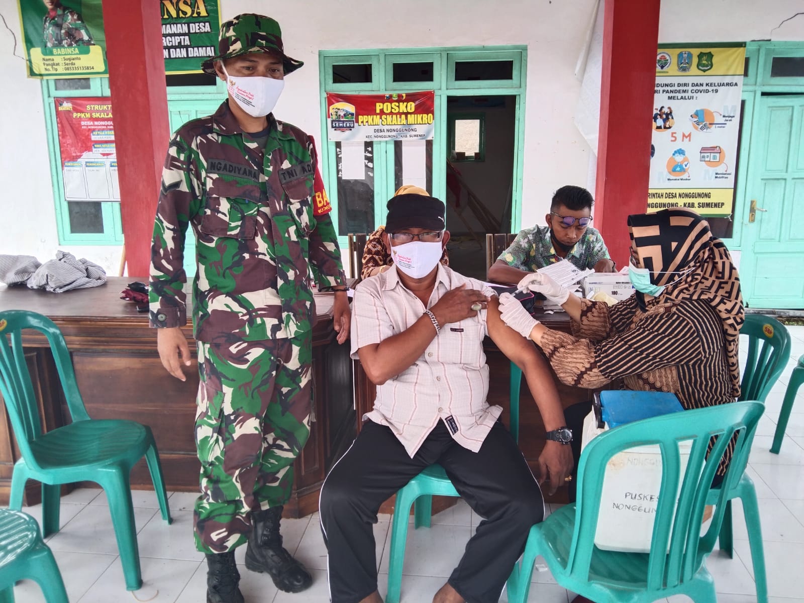 Pendampingan Babinsa Koramil 20/Sapudi Pada Giat Vaksin di Balai Desa Nonggunong