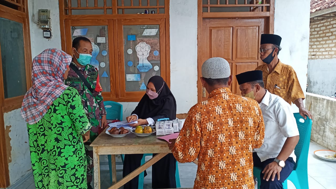 Babinsa Koramil 0827/10 Ambunten Serka Suyatno Monitoring Vaksinasi di Desa Belluk Kenek