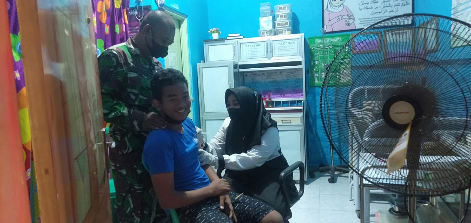 Pendampingan Babinsa Koramil 0827/01 Kota Sumenep, Giat Vaksinasi di Balai Desa Kolor