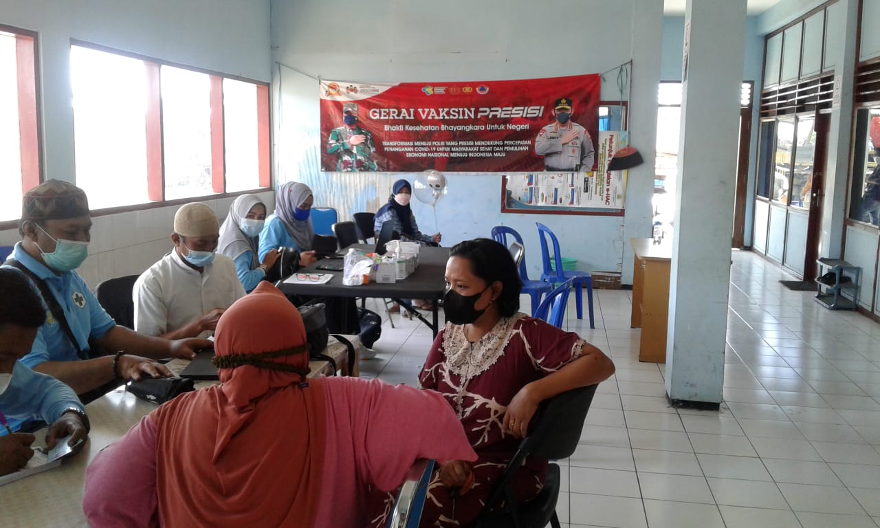 Masuk Ke Pelabuhan, Babinsa Kalianget Razia Sertifikat Vaksin