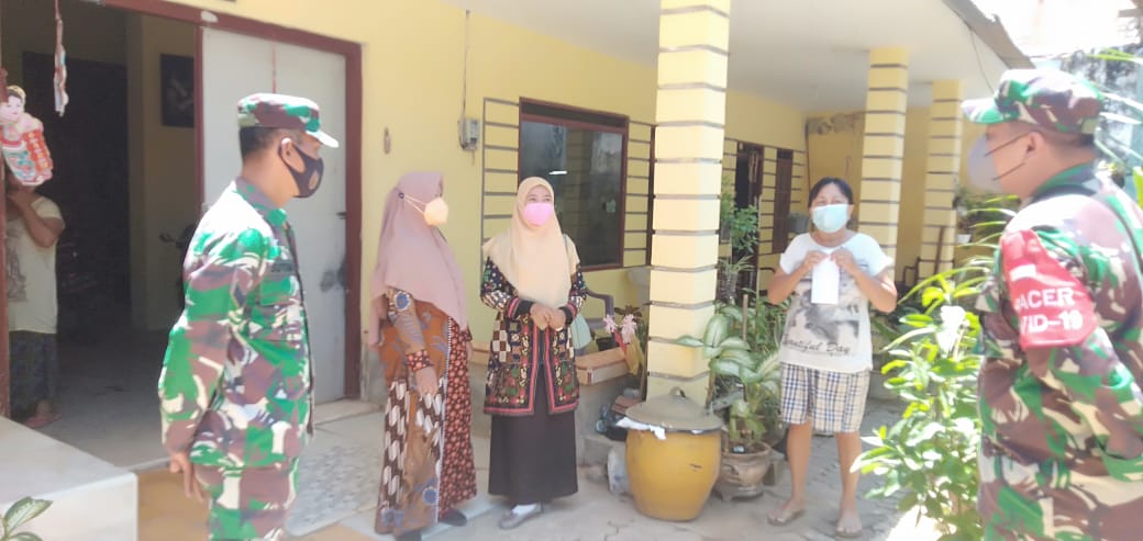 Babinsa Lakukan “TRACING” Kontak Erat Aplikasi Silacak Di Kelurahan Pajagalan