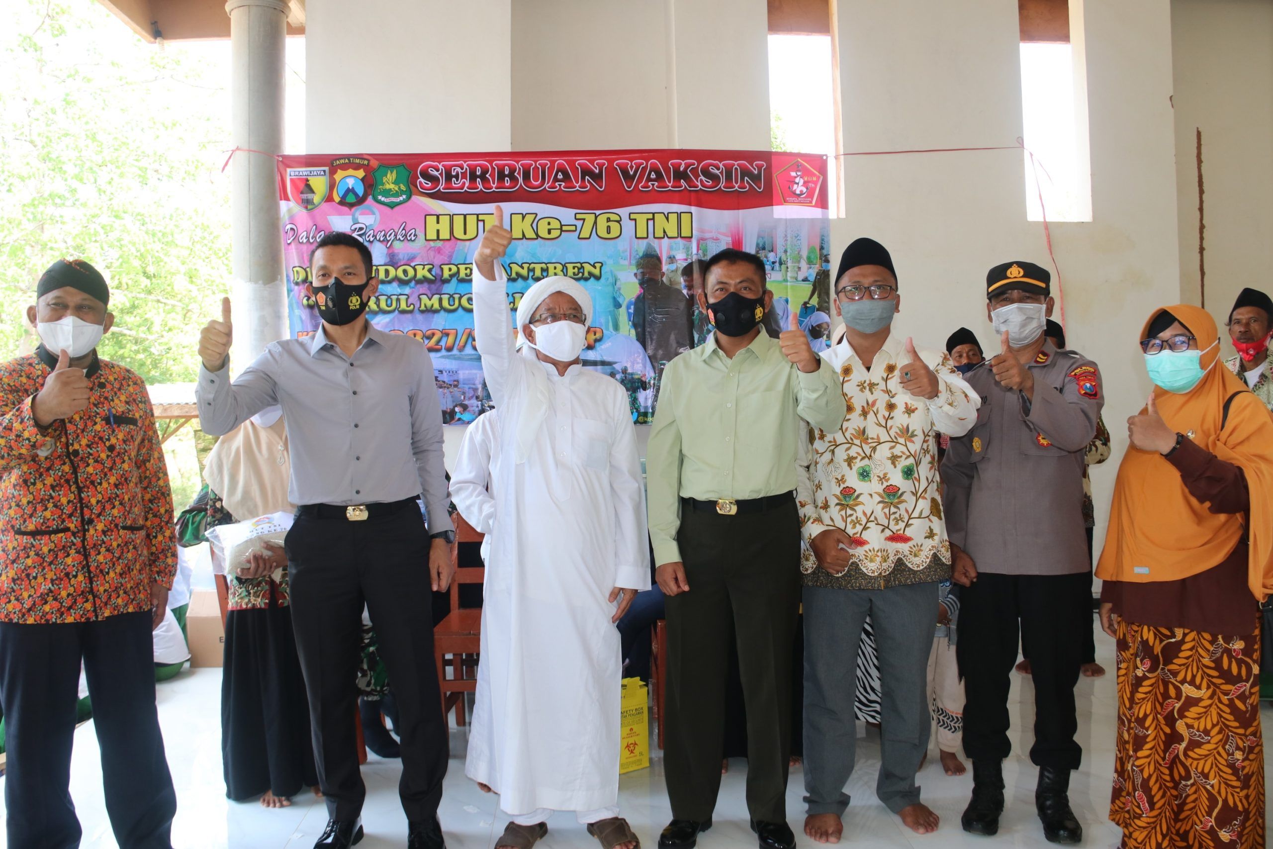 Disaksikan Dandim, Pengasuh Ponpes Nurul Muchlisin Edukasi Vaksin Langsung di Depan Santrinya