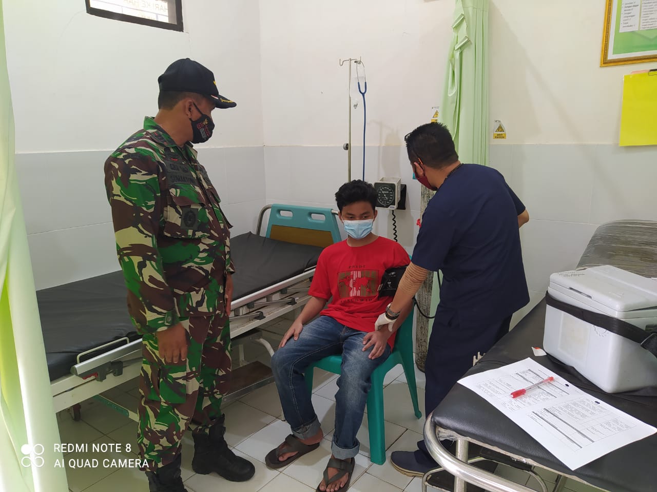 Danramil 0827/11 Pasongsongan Tinjau Langsung Pelaksanaan Vaksinasi