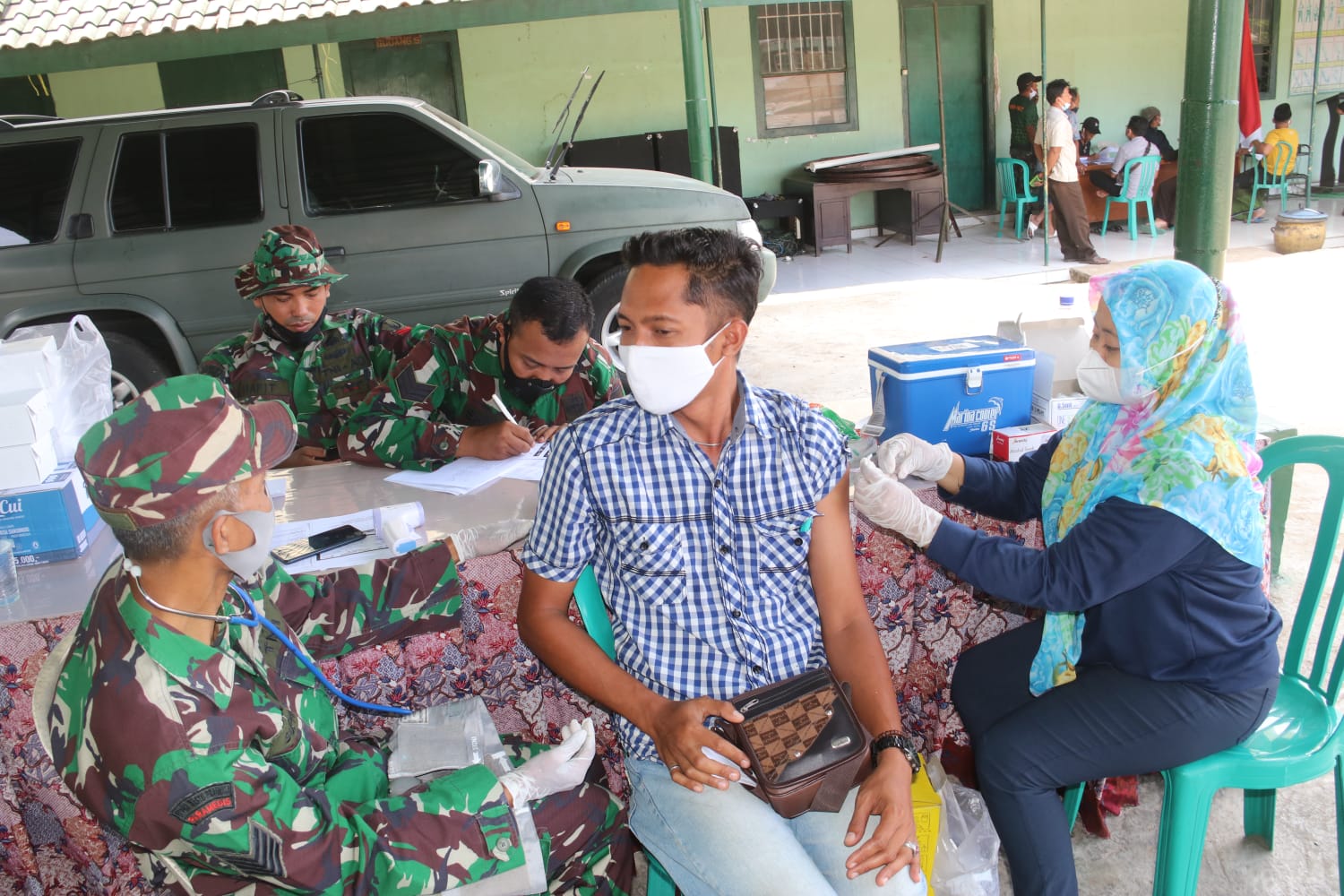 Inilah Bentuk Kepedulian Nakes Kodim 0827/Sumenep, Giat Vaksinasi Massal Di Lapangan Makodim