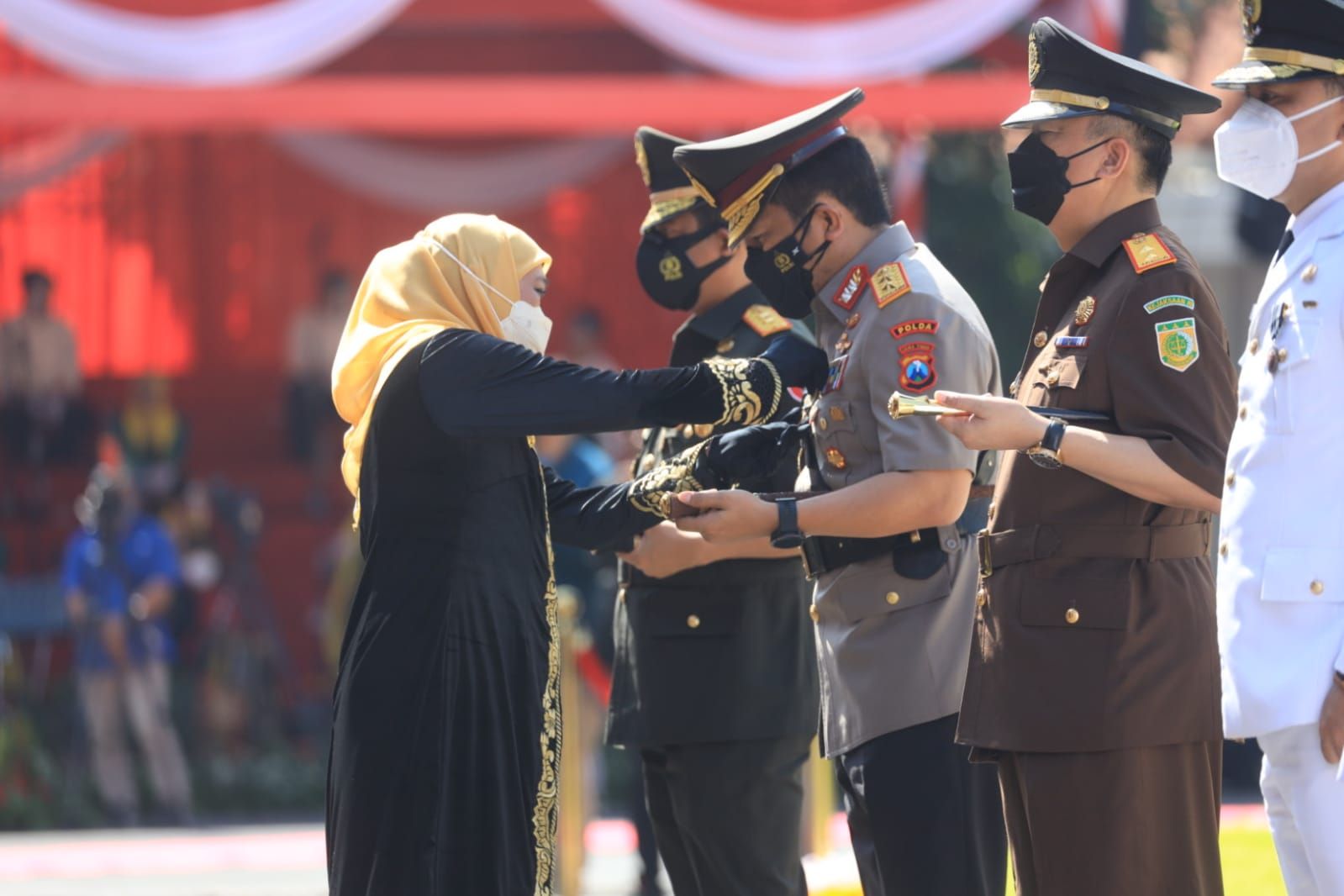 Kapolda Jatim dapat Penghargaan Lencana Jer Basuki Mawa Beya