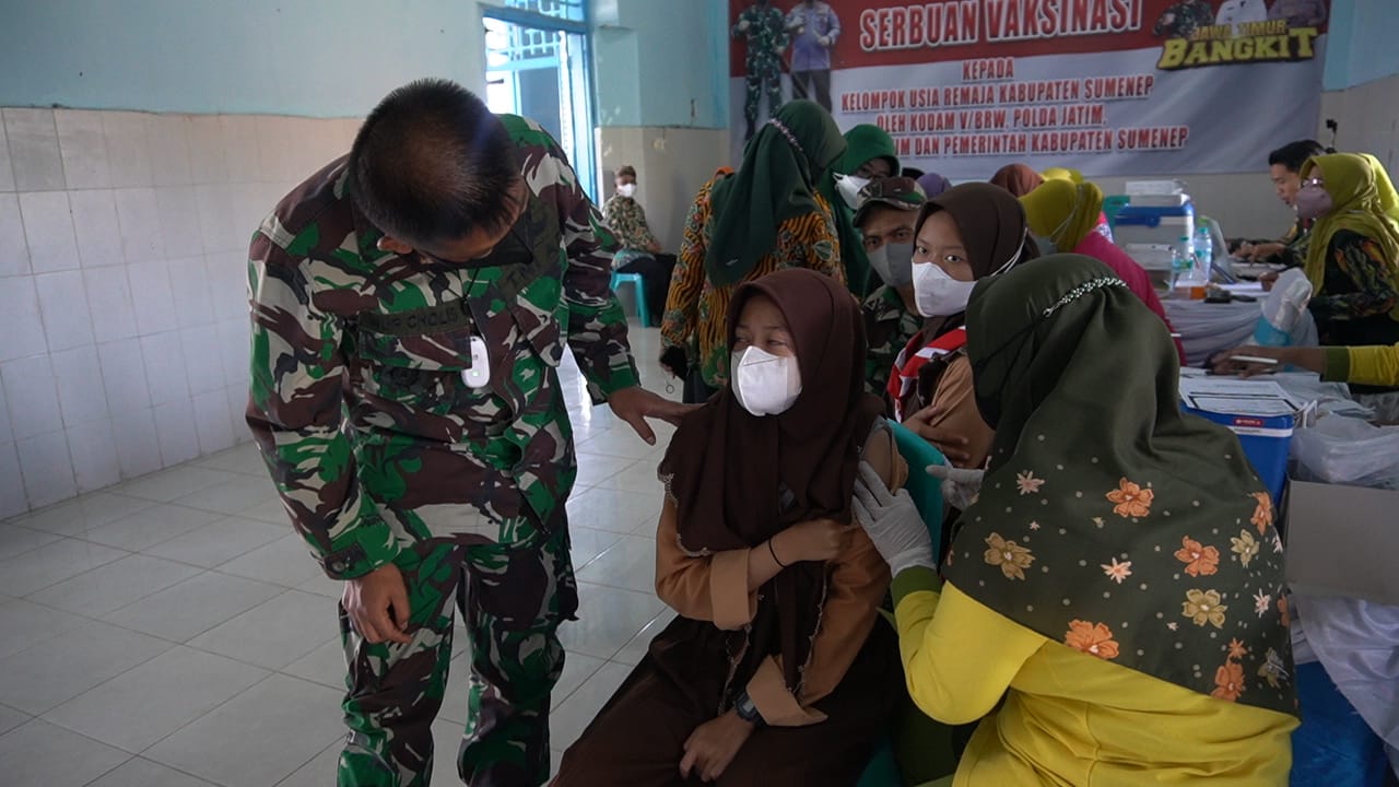 Vaksinasi Serentak Usia Remaja, Dandim Ikuti Vitcon Panglima TNI dan Kapolri di SMPN 5 Sumenep