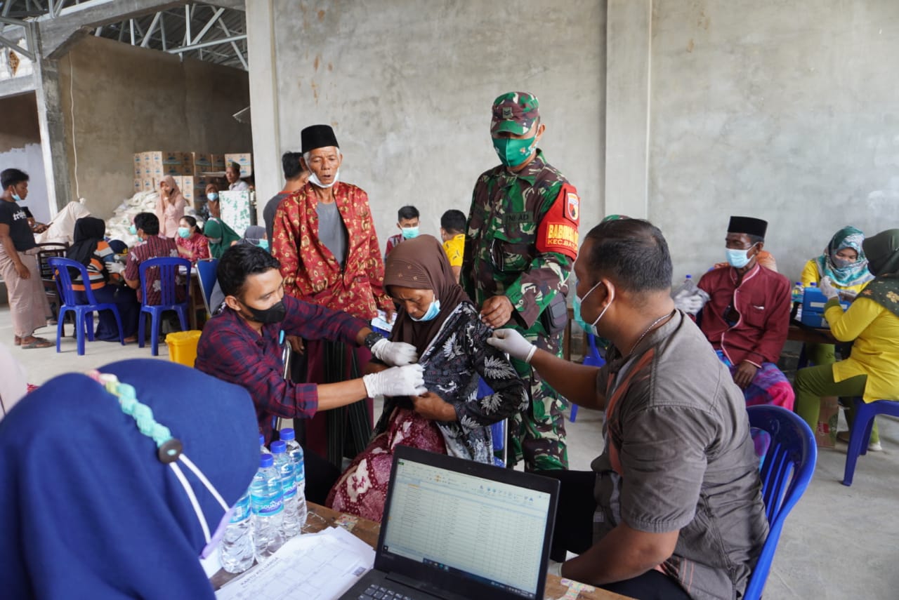 Antusias Warga Batuputih Untuk Menerima Vaksinisi