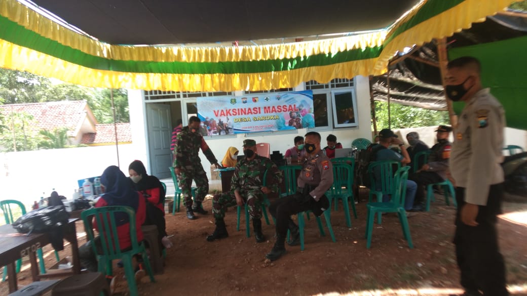 Kepedulian Babinsa Dari Jajaran Kodim 0827/Sumenep Dampingi Vaksinasi Masal Di Kecamatan Saronggi