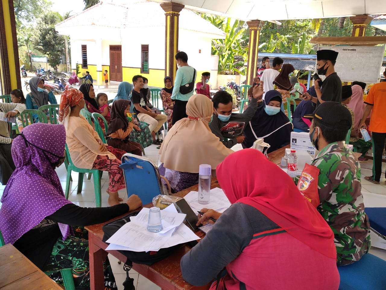 Babinsa Gencarkan Percepatan Vaksinasi Dosis l dan II Di Kecamatan Dungkek