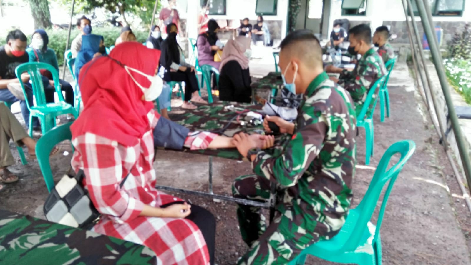 Wujudkan Indonesia Bebas Covid, Yonif Raider 300 Laksanakan Vaksinasi