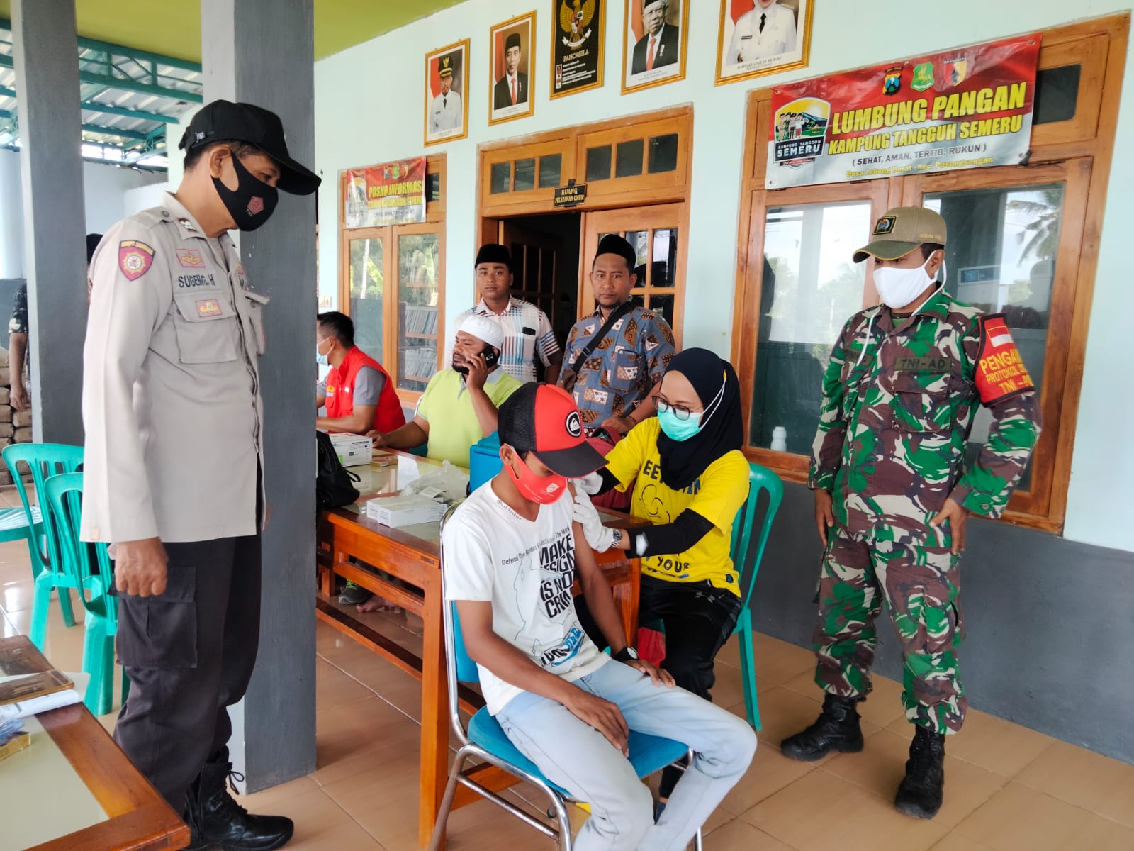 Babinsa Gencarkan Percepatan Vaksinasi Di Kecamatan Pasongsongan