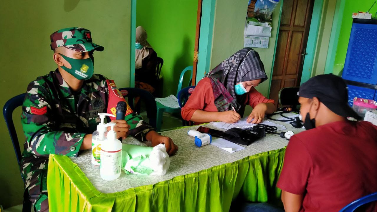 Berikan Rasa Aman, Babinsa Koramil 0827/04 Bluto Dampingi Warga Binaan Vaksinasi Covid-19