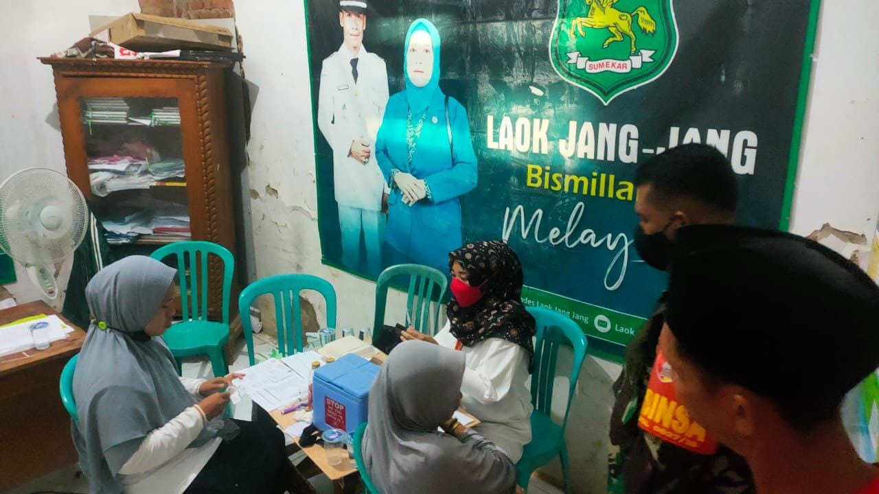Babinsa Dampingi Pelaksanaan Vaksin yang Menjadi Prioritas Di Kabupaten Sumenep