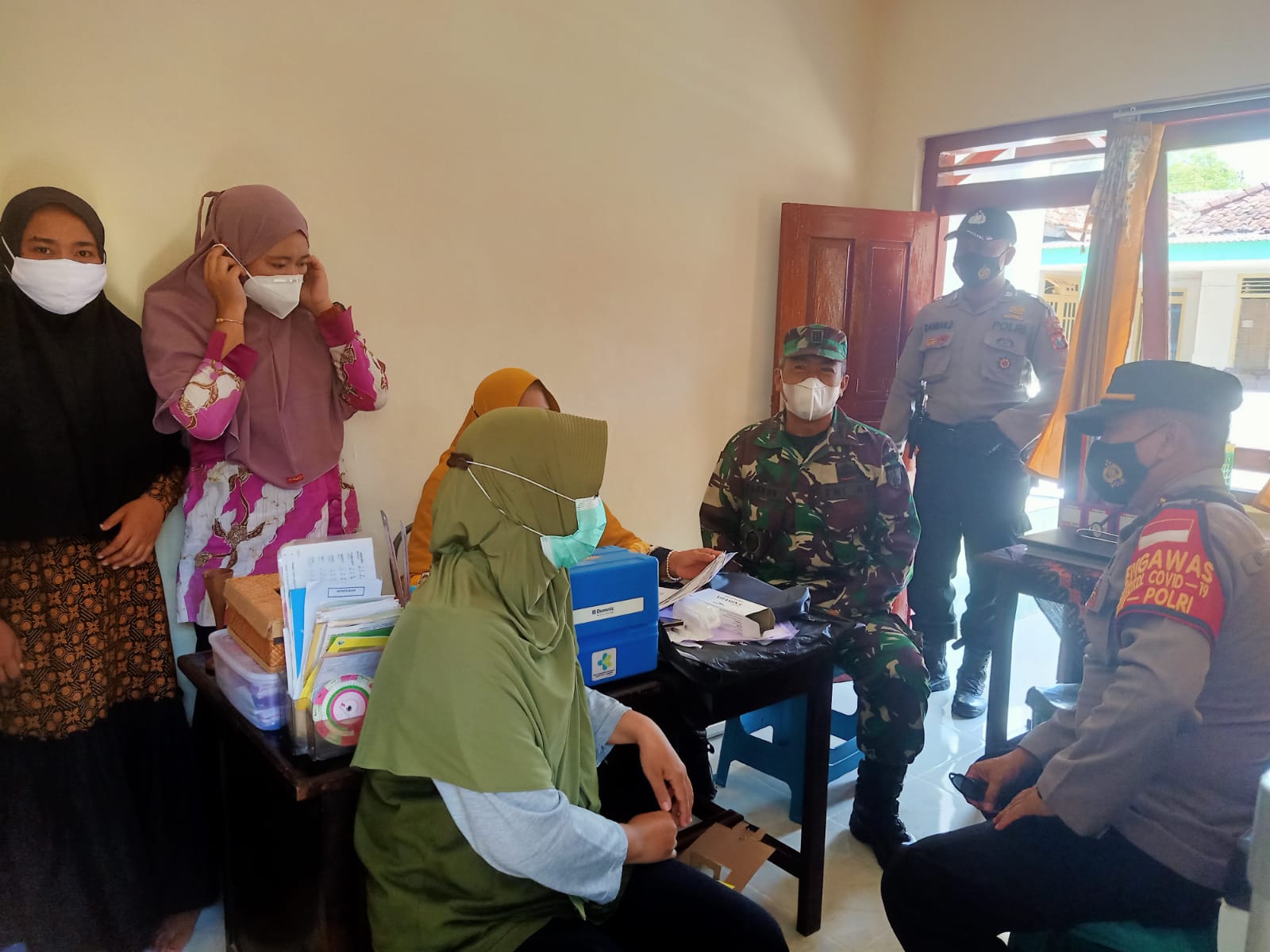 Danramil 06 Saronggi Pantau Langsung Percapatan Vaksinasi Tahap l Dan ll Di Puskesmas