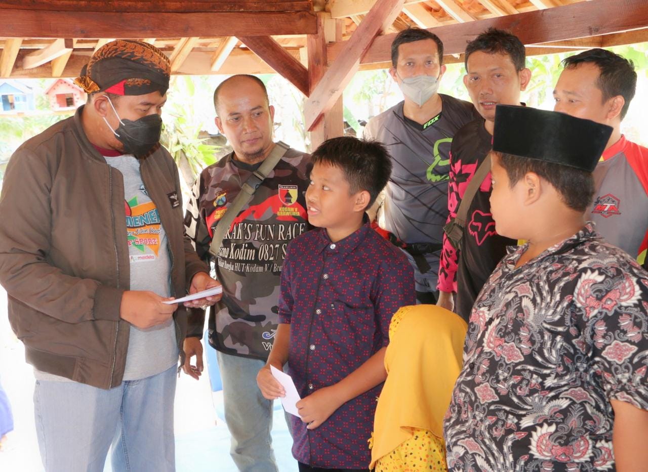 Didampingi Komunitas Trail Adventure Sumenep, Bupati Fauzi Santuni Anak Yatim