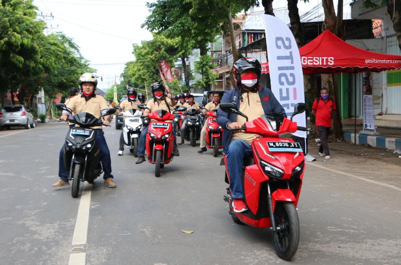 Touring Motor Listrik Bareng Bupati Fauzi dan Komunitas “Gesits” Sumenep