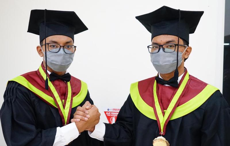 Duo Kembar Asal Madura Jadi Dokter Muda