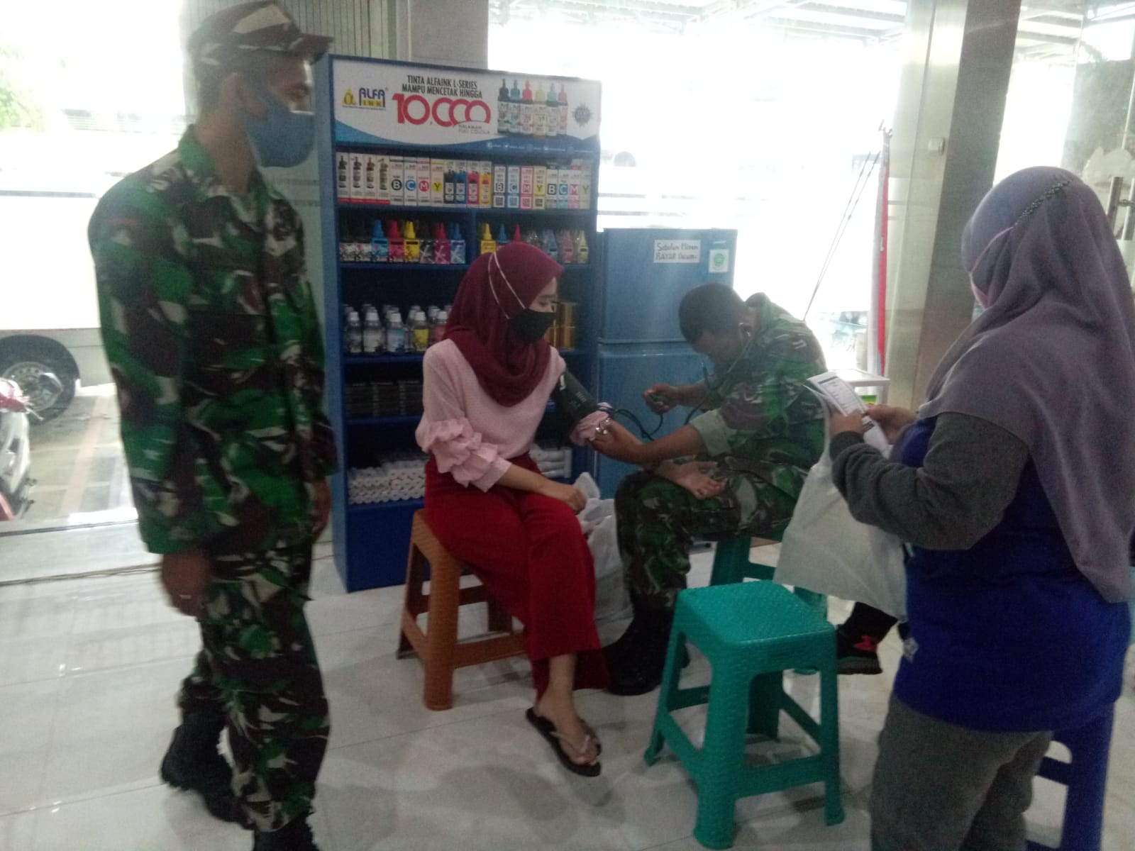 Cegah Penyebaran Covid-19, Nakes Kodim 0827/Sumenep Lakukan Pendataan Dan Vaksinasi Masyarakat
