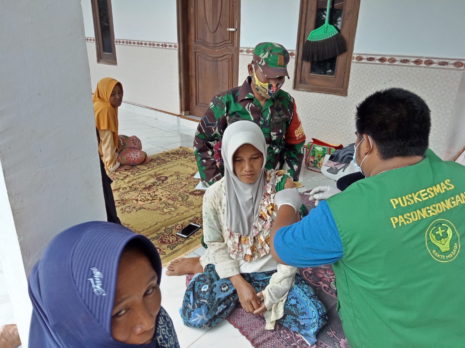 Door to Door,  Tim Nakes dan Jajaran Koramil Lakukan Vaksinasi Di Rumah Warga Campaka