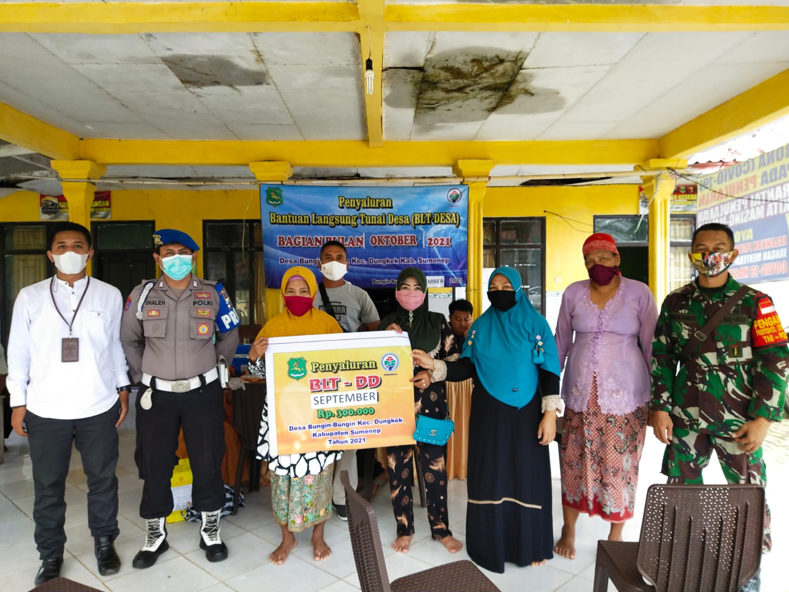 Babinsa dan Bhabinkamtibmas Lakukan Pendampingan Penyaluran BLT Di Kecamatan Dungkek Babinsa dan Bhabinkamtibmas Lakukan Pendampingan Penyaluran BLT Di Kecamatan Dungkek