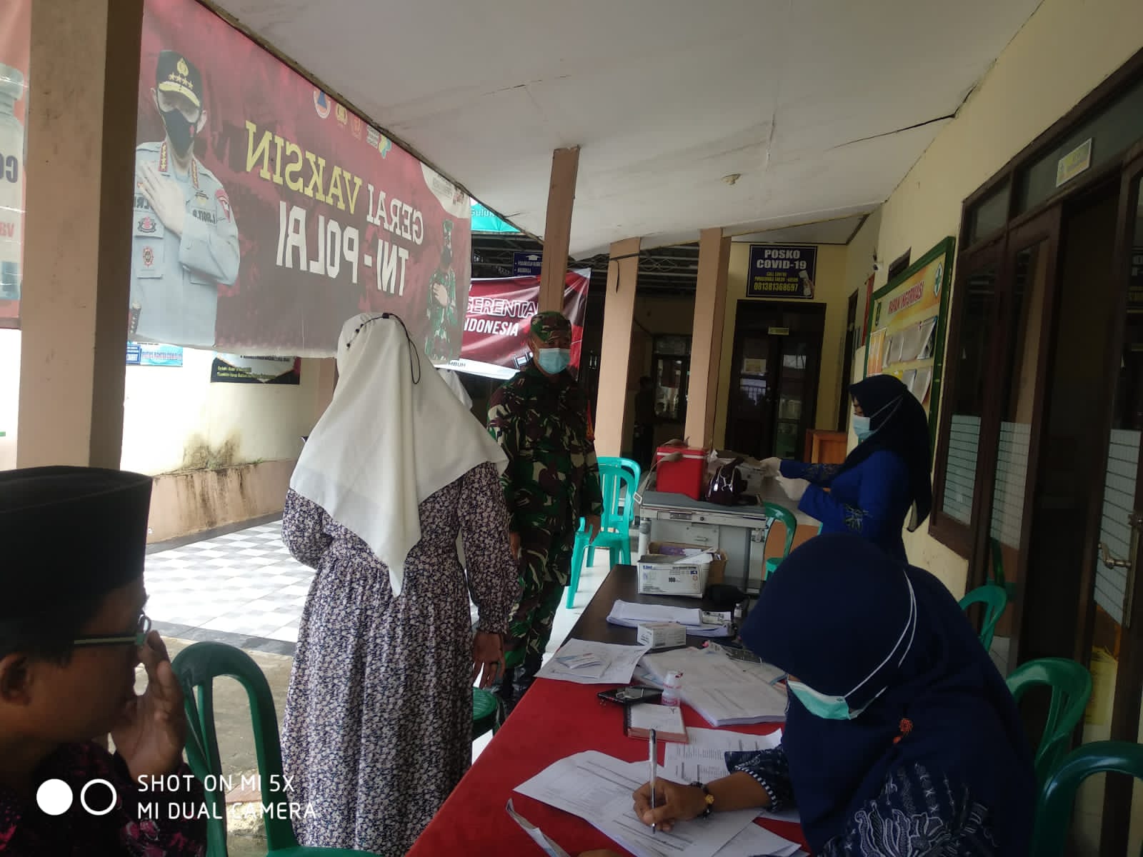 Babinsa Koramil 0827/07 Gulirkan Percepatan Vaksinasi Di Kecamatan Guluk-Guluk
