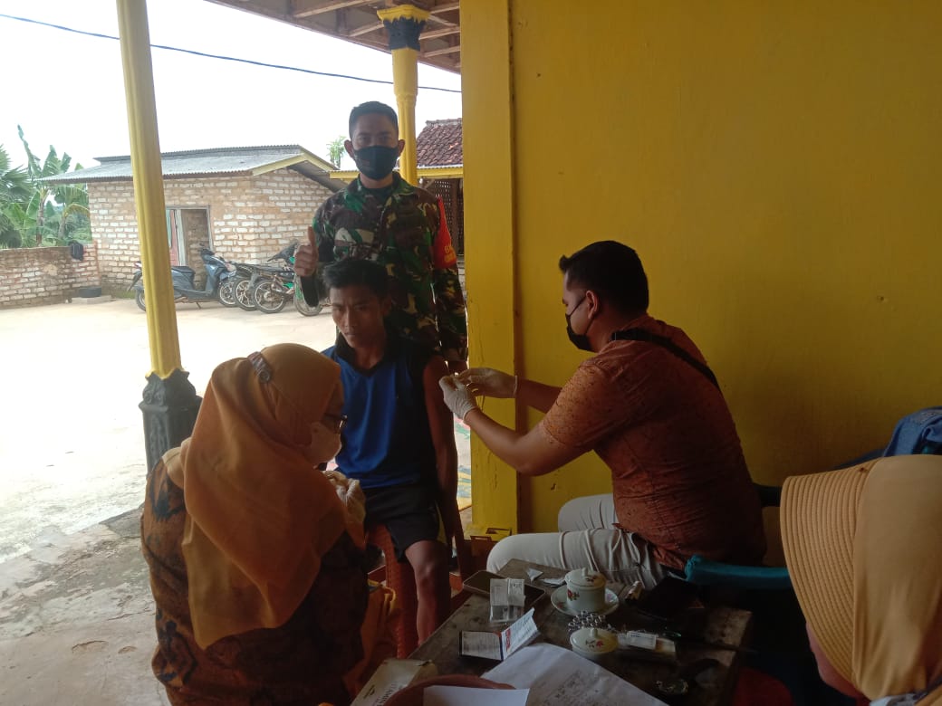 Babinsa Koramil 0827/03 Manding Giat Vaksinasi Masyarakat Tahap l dan ll