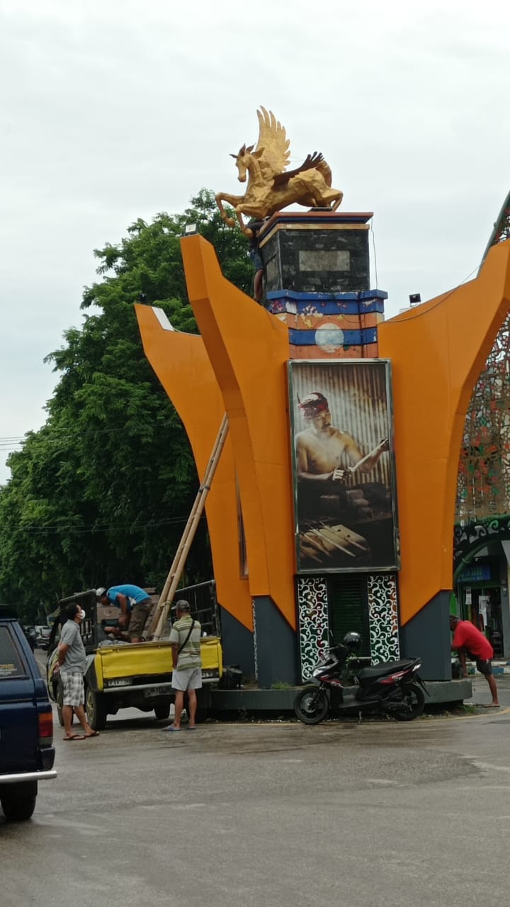 Patung Kuda Sumekar, Lambang Sumenep Nyaris Nyungsep Dihantam Angin Dan Hujan Deras