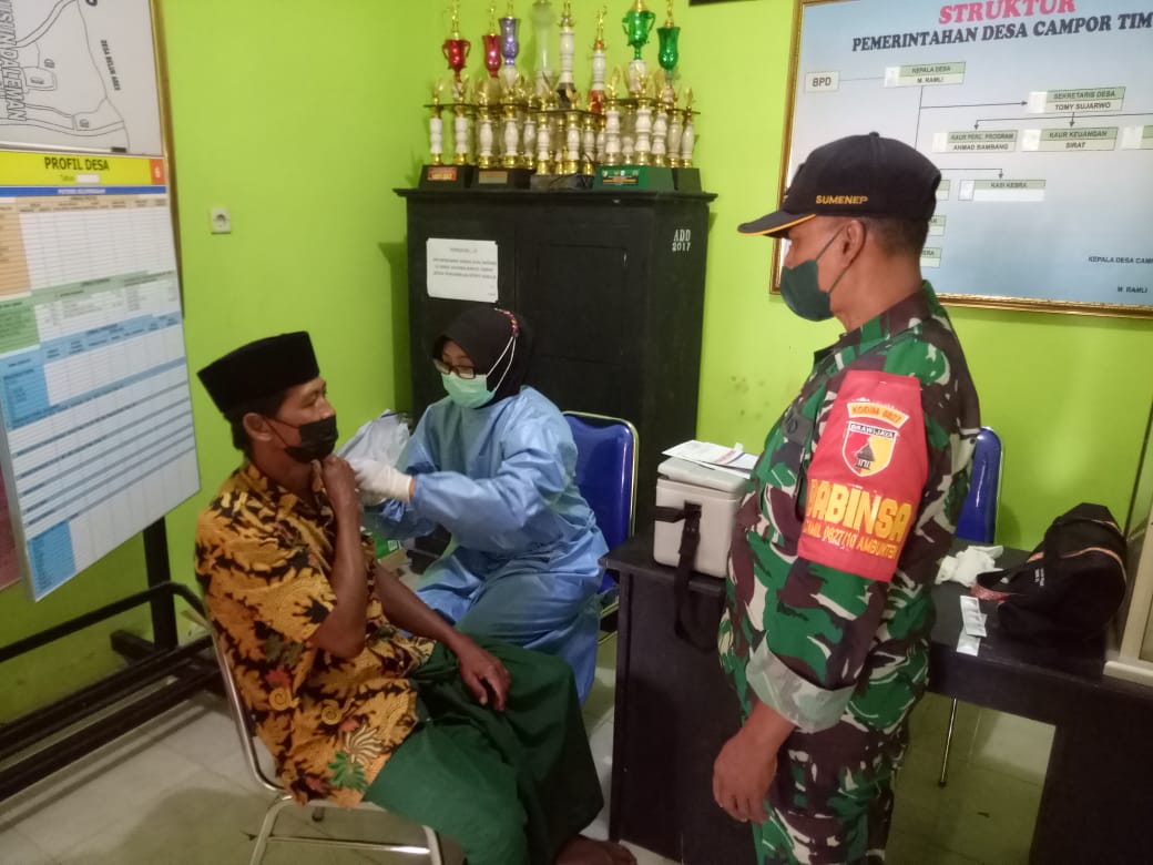 Tak kenal Hari Libur Babinsa Koramil 0827/20 Ambunten Pantau kegiatan Vaksinasi Warga Binaannya