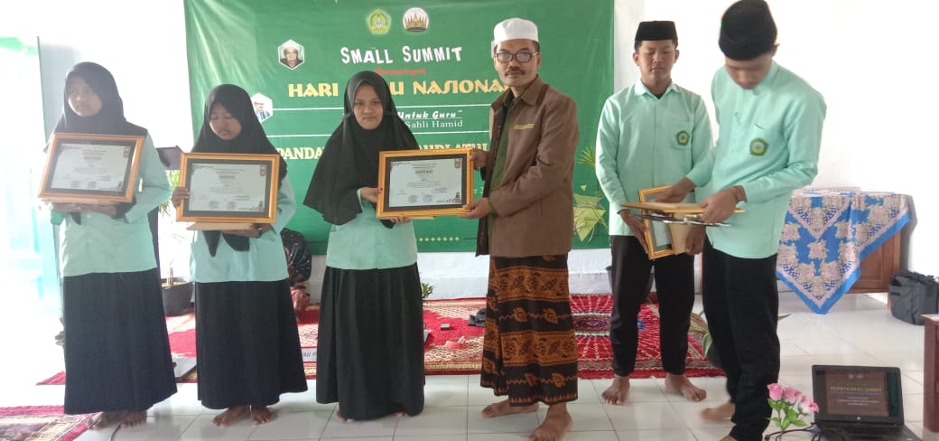 Semarak Hari Guru Nasional (HGN) di Madrasah Raudlatul Iman, Masyayikh, Guru dan Santri Ikut Baca Puisi