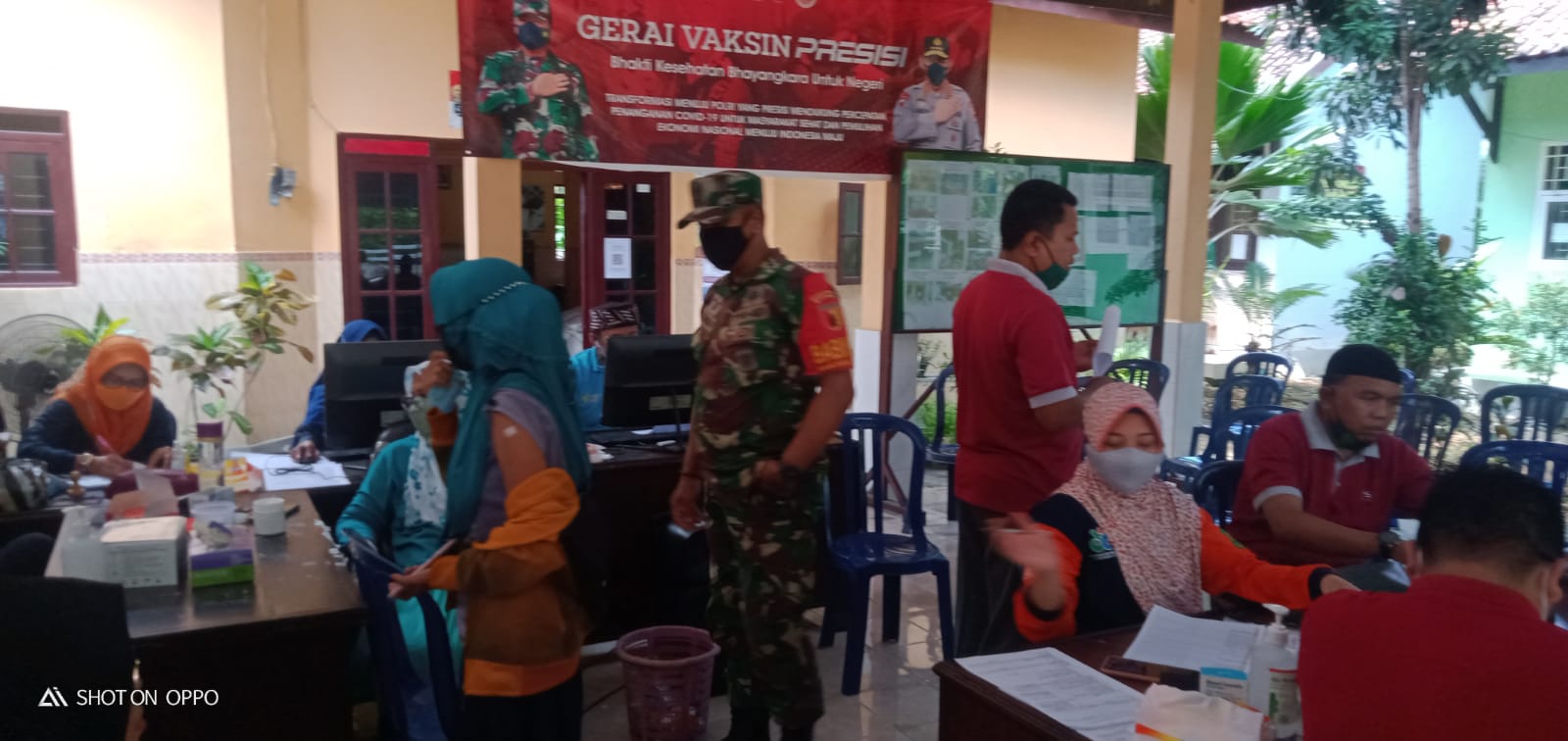 Babinsa Koramil 0827/02 Kalianget Selalu Aktif Dalam Kegiatan Pendampingan Vaksinasi Warga