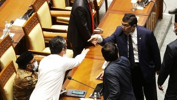Panas! Ketua Fraksi PDIP Hampiri Legislator PKS yang Sindir Puan