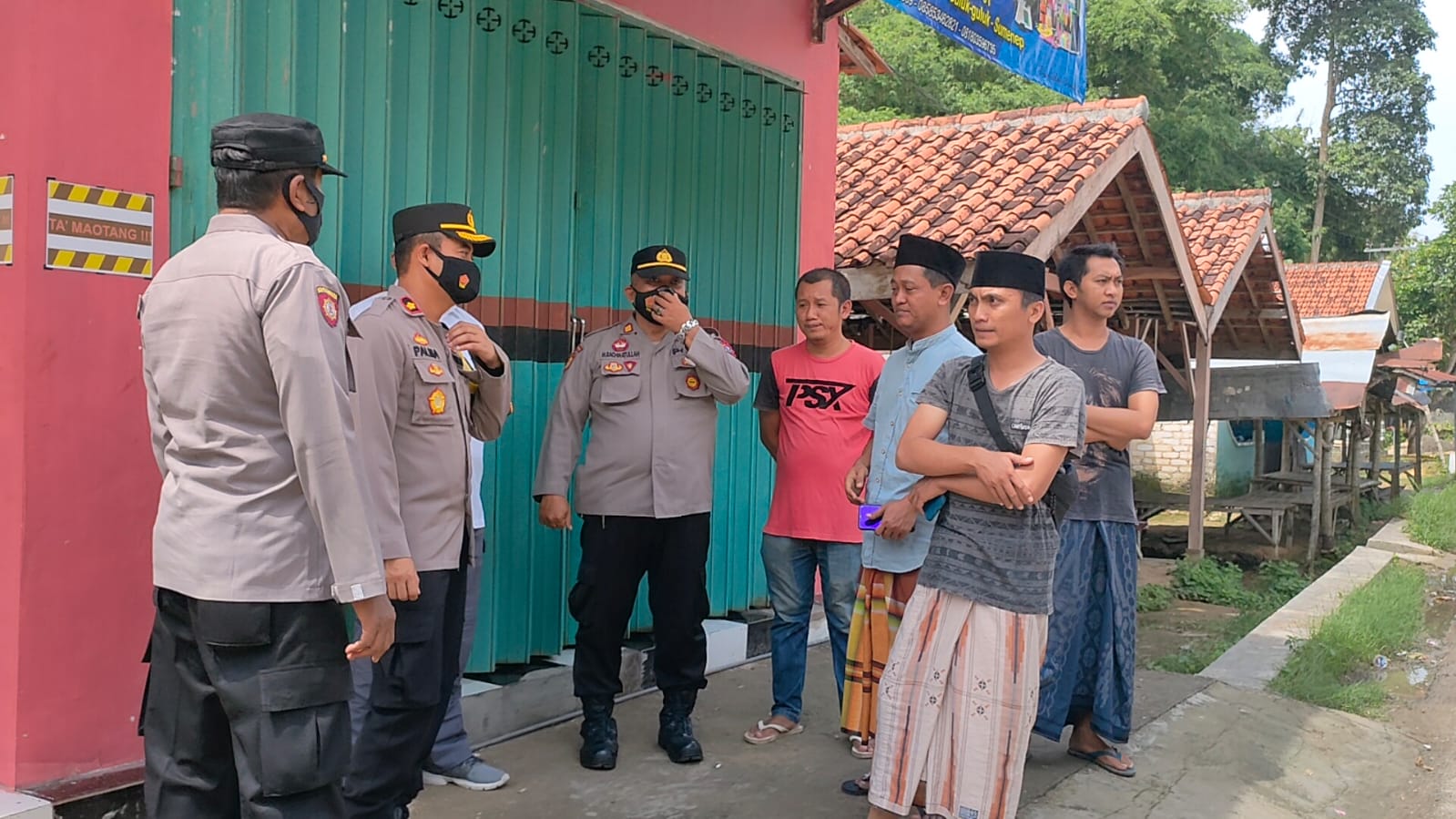 Ngeri, Tahapan Pilkades Batu Ampar Dikawal Ratusan Polisi, Wakapolres Sumenep Siaga! Ngeri, Tahapan Pilkades Batu Ampar Dikawal Ratusan Polisi, Wakapolres Sumenep Siaga!