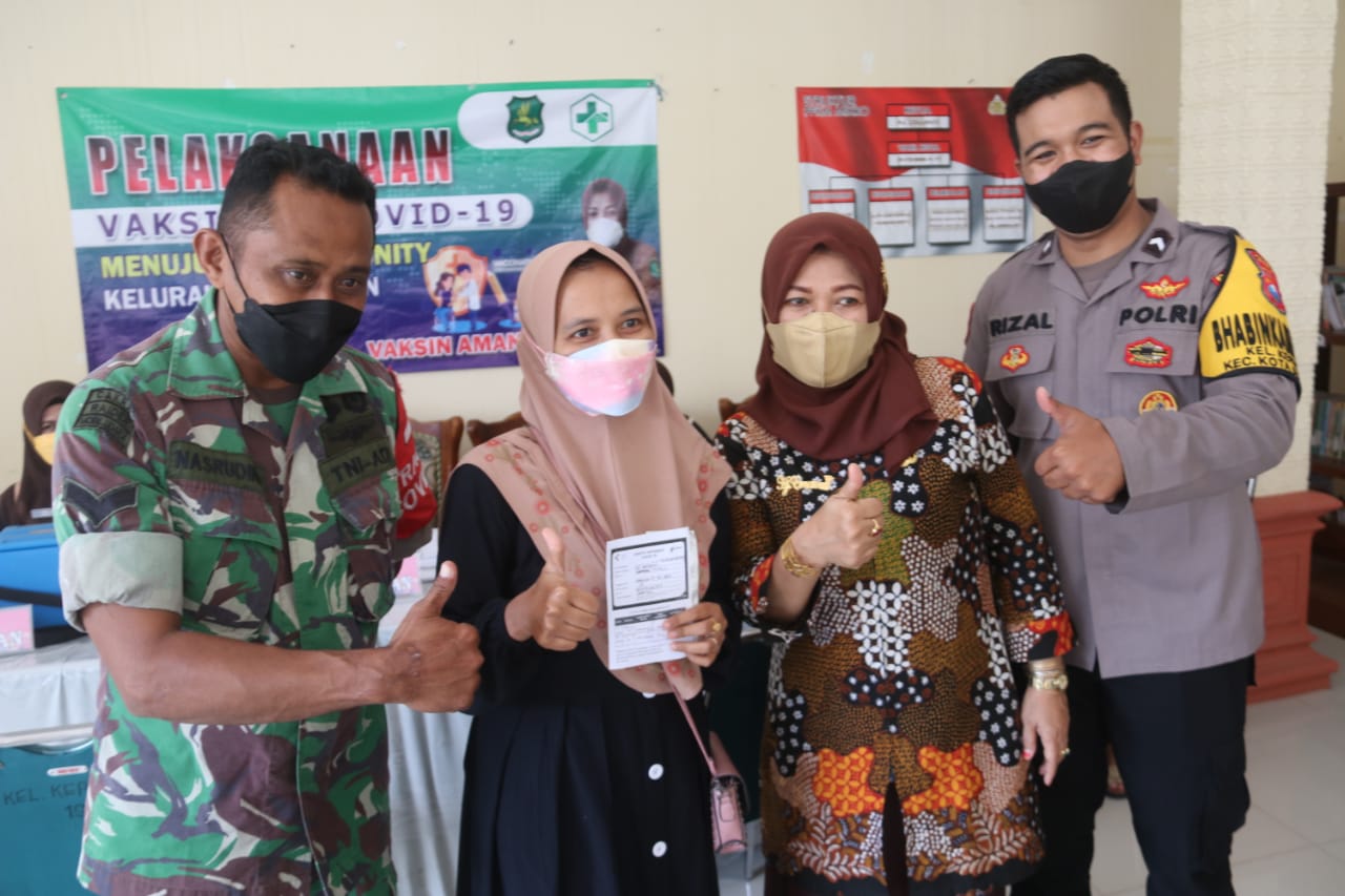 Vaksinasi Terus Berjalan, Babinsa Bersama Tiem Tiga Pilar Melakukan Pendanpingan  Di Kantor Kelurahan Kepanjin