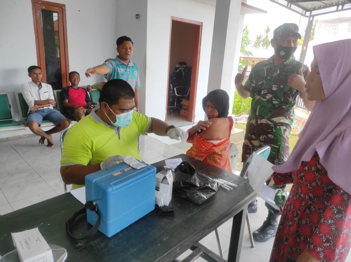 Babinsa Bersama Tiem Empat Pilar Lakukan Percepatan Vaksinasi Di Kecamatan Pasongsongan