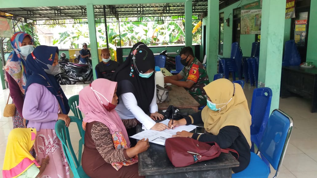 Penuh Semangat, Babinsa dan Nakes Gapura Giat Percepatan Vaksinasi Di Wilayah Binaan