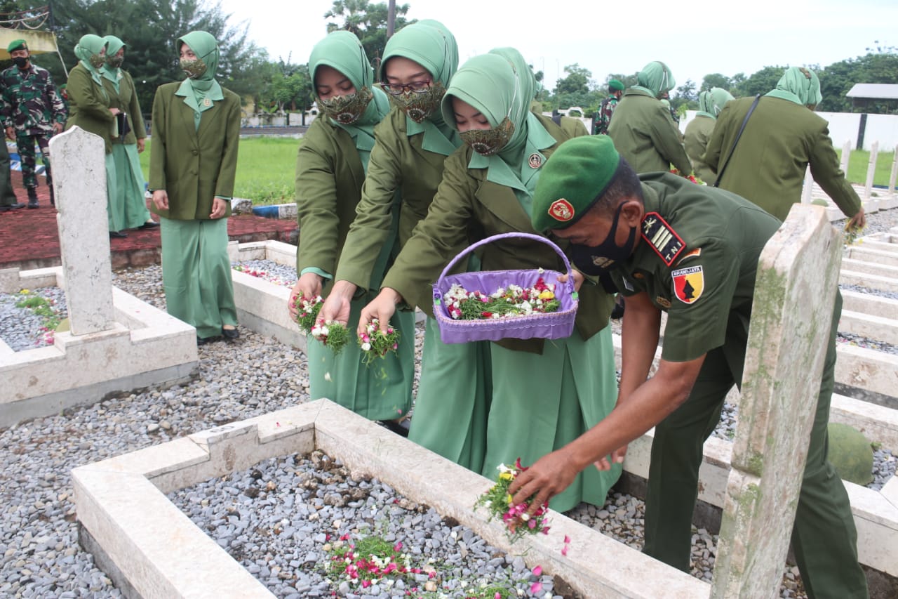 Peringati Hari Juang TNI AD TA. 2021, Rombongan Kodim 0827/Sumenep Ziarah Ke TMP Jokotole Peringati Hari Juang TNI AD TA. 2021, Rombongan Kodim 0827/Sumenep Ziarah Ke TMP Jokotole