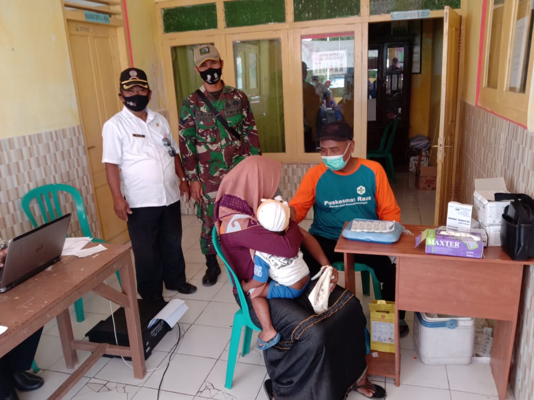 Sukseskan Giat Vaksinasi Babinsa Koramil 0827/21 Raas Lakukan Pendampingan