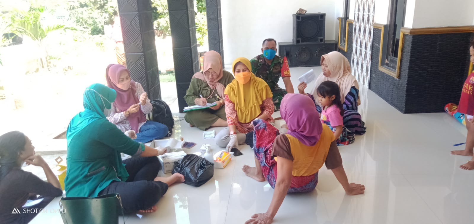 Door to Door, Babinsa Dan Bhabinkamtibmas Laksanakan Edukasi Prokes Kepada Warga