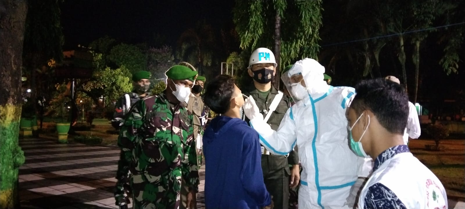 Tiga Orang Pelanggar Jalani Swab Antigen di Tempat Pada Patroli Gabungan PPKM Level 3 Tiga Orang Pelanggar Jalani Swab Antigen di Tempat Pada Patroli Gabungan PPKM Level 3