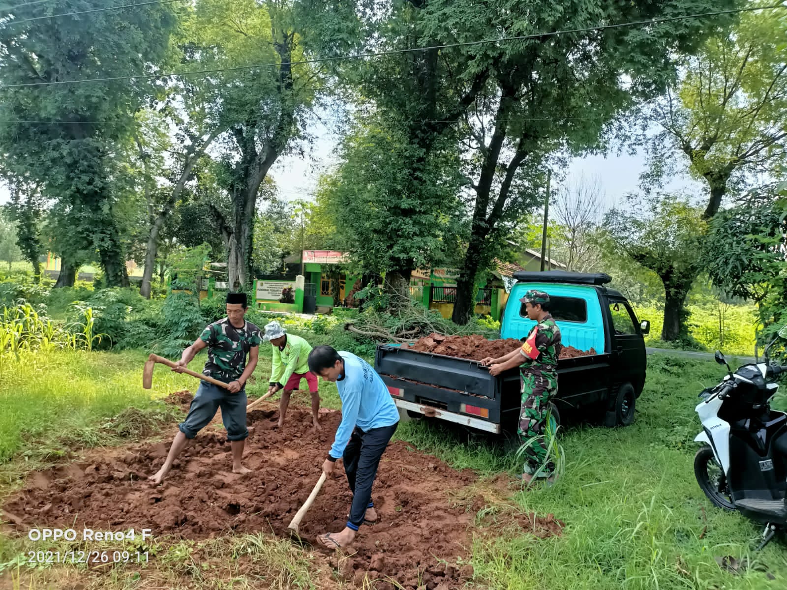 Kebersamaan Babinsa Dengan Warga Binaannya Dalam Karya Bhakti
