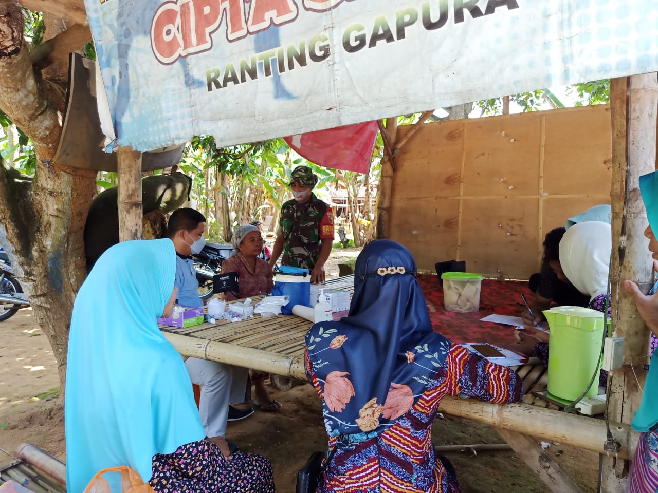 Babinsa Koramil 0827/16 Gapura Keliling Desa Kerumah – rumah Ajak Warga Ikuti Vaksin